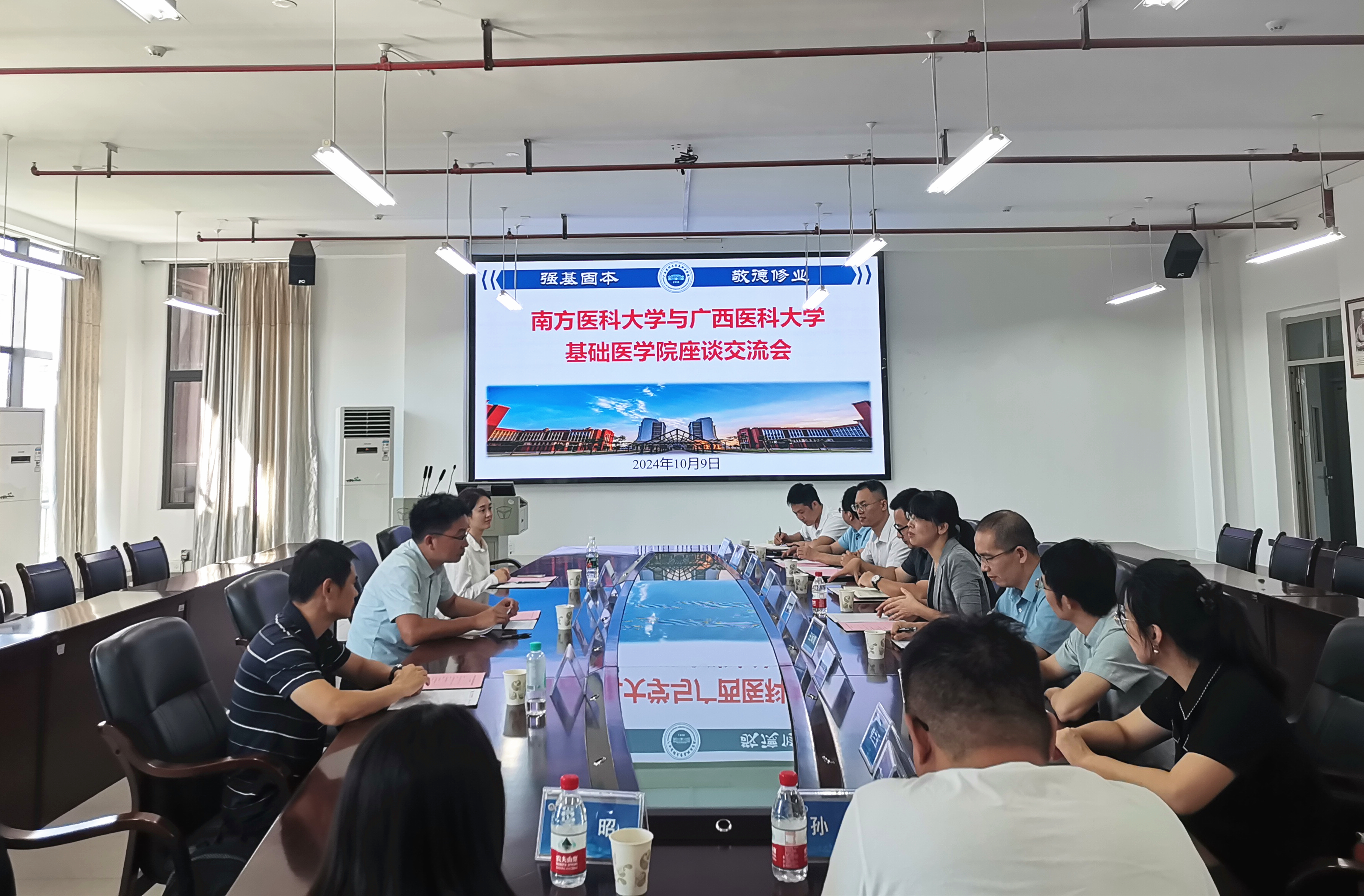 座谈会1.jpg